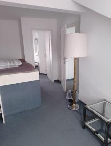 Rúm í herbergi á Pension für Monteure in Dresden, Zimmer mit eigenem Bad und großer Gemeinschaftsküche