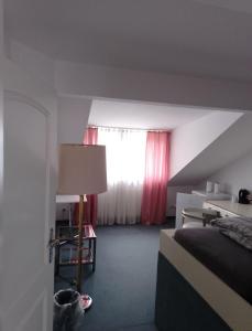 Rúm í herbergi á Pension für Monteure in Dresden, Zimmer mit eigenem Bad und großer Gemeinschaftsküche
