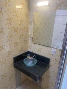 y baño con lavabo y espejo. en Hotel Pousada Iracemar - Guarujá, en Guarujá