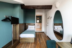 une chambre avec un lit et un miroir dans l'établissement Easylife - Suite in Colonne San Lorenzo Milano, à Milan