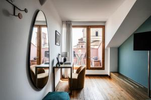 Cette chambre comprend un miroir, un bureau et une fenêtre. dans l'établissement Easylife - Suite in Colonne San Lorenzo Milano, à Milan 53 autres photos