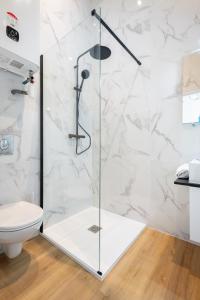 a bathroom with a glass shower with a toilet at Olivier * Cosy * Linge hôtelier * Fibre * Calme in La Destrousse +20 photos