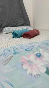 Una cama con dos almohadas y una manta. en Park marilandia 507 en Juiz de Fora
