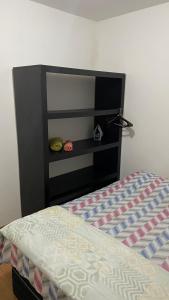 sypialnia z łóżkiem z czarnym zagłówkiem w obiekcie Park marilandia 507 w mieście Juiz de Fora