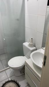 ein weißes Bad mit einem WC und einem Waschbecken in der Unterkunft Park marilandia 507 in Juiz de Fora