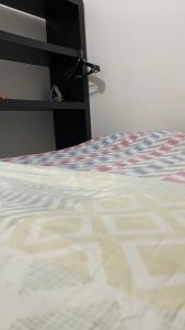 zbliżenie łóżka w sypialni w obiekcie Park marilandia 507 w mieście Juiz de Fora