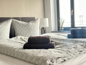 Una cama blanca con dos almohadas encima. en Apartment Arenablick, en Leipzig