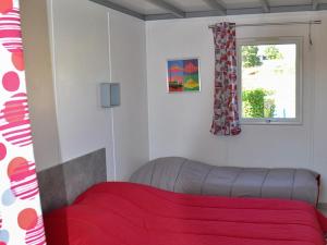 Postel nebo postele na pokoji v ubytování Camping Les Pommiers du Mont Saint Michel