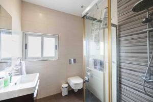 uma casa de banho com um WC, um lavatório e um chuveiro em Hidden Gem em Sliema
