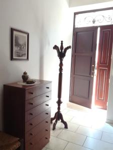 uma cómoda num quarto com uma cómoda e uma porta em Casetta del’600 in antico ortale salentino em Maglie