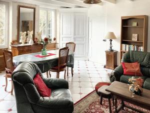 Posedenie v ubytovaní Maison confortable au cœur de Fleurac avec grand jardin