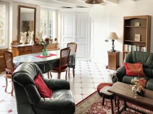 sala de estar con mesa y sillas en Maison de 3 chambres avec jardin clos et wifi a Fleurac, en Fleurac