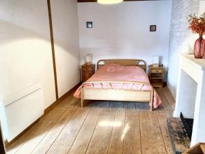 1 dormitorio con 1 cama y suelo de madera en Maison de 3 chambres avec jardin clos et wifi a Fleurac, en Fleurac