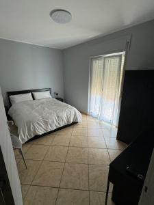 a bedroom with a bed and a tiled floor at b&b 17 in Maddaloni