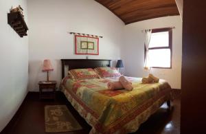 1 dormitorio con 1 cama con 2 almohadas en Hotel Fazenda Primavera da Serra, en Brotas