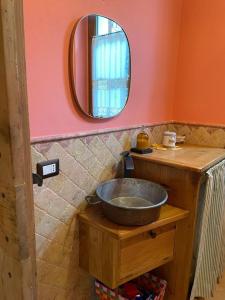 Colle San LorenzoにあるAntico Casale San Lorenzoのバスルーム(洗面台、鏡付)