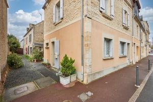 an empty street in front of a building at Villa des Malons - Maison à 100m de la plage in Saint-Aubin-sur-Mer