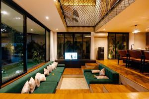 TV a/nebo společenská místnost v ubytování Villa Astu - Tranquil Riverside Villa near Tanah Lot