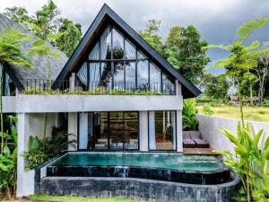 Bazén v ubytování Villa Astu - Tranquil Riverside Villa near Tanah Lot nebo v jeho okolí