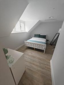 Un pat sau paturi într-o cameră la Slieve Apartment Suites