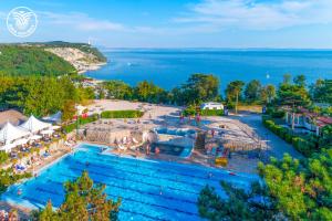 una vista aérea de un parque acuático con una gran piscina en RESIDENCE BAIA RILKE, en Sistiana