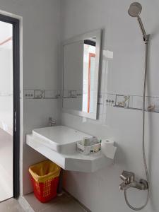 Koupelna v ubytování Nhà Nghỉ Hoàng Khanh