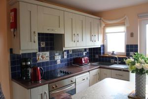 Kuchyň nebo kuchyňský kout v ubytování Ellen's Cottage + 7 fotografií