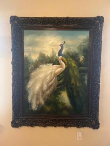 une peinture d'un paon sur un mur dans l'établissement The Peacock Cottage, à San Marcos