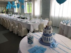 a wedding reception with a cake on a table at Hotel Teta in Castignano