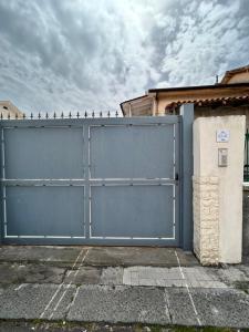 Mimì e Cocò shabby house في كاتانيا: بوابة زرقاء أمام المنزل