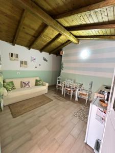 - un salon avec un canapé et une table dans l'établissement Mimì e Cocò shabby house, à Catane