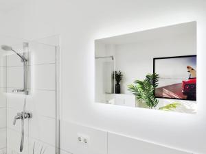 a bathroom with a mirror and a shower at Luxus-Penthouse mit Whirlpool bei Hannover in Burgwedel