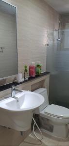 y baño con lavabo, aseo y espejo. en Toma suite 2 bed rooms, en Clark