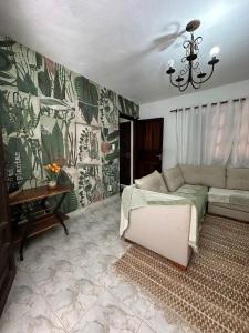瓜皮米林的住宿－Sítio com piscina e churrasqueira，客厅配有沙发和桌子