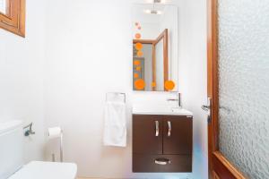 Koupelna v ubytování Townhouse Lleo 72 By homevillas360 + 19 fotografií