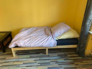 een bed op een houten platform in een kamer bij Monteurroom 1 Hannover-Ronnenberg in Ronnenberg