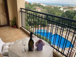 een fles wijn op een tafel op een balkon bij golden sands flat 147 in Goudstrand