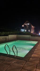 Bazén v ubytování Cloud Canopy - Tea Garden Pool Resort in Vagamon nebo v jeho okolí