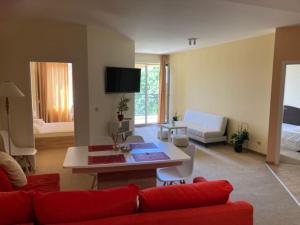 een woonkamer met een bank en een tafel bij golden sands flat 147 in Goudstrand +17 foto's