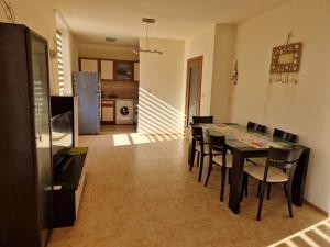 eine Küche und ein Esszimmer mit einem Tisch und Stühlen in der Unterkunft Apartment Kalin complex Aurelia-RAVDA in Nessebar