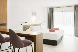 サンアントニオにあるStic Urban Hotel & SPAのベッドルーム1室(ベッド1台、デスク、椅子付)