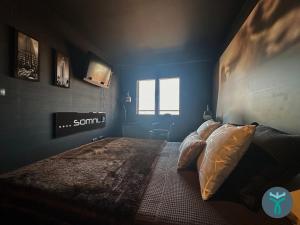 1 dormitorio con 1 cama con un cartel en la pared en Dos Torres Silver, en Zaragoza
