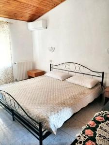 una camera con un grande letto e un soffitto in legno di 2 bedrooms apartement with balcony at Teulada a Teulada