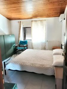 2 bedrooms apartement with balcony at Teulada في تويلادا: غرفة نوم بسرير ابيض وسقف خشبي