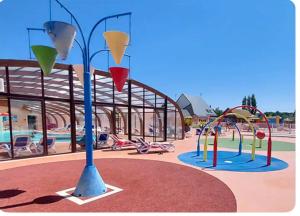Ο χώρος παιχνιδιού για παιδιά στο Mobile-home Camping 4 etoiles bord de mer