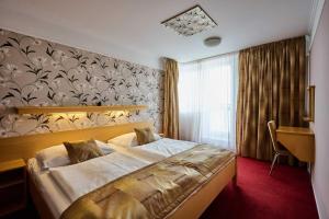 Postel nebo postele na pokoji v ubytování Hotel Akademie + 37 fotografií