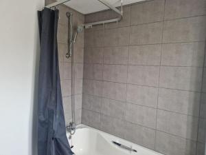 y baño con ducha y bañera. en Charming 3Bed House in Strood en Wainscot