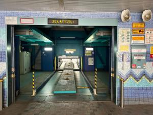 橫濱的住宿－尊貴花園情趣酒店（僅限成人），地铁站里的一个空的保龄球馆
