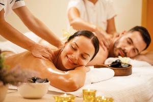 een man en een vrouw die een massage krijgen bij Hotel Pance 122 Wellness Spa in Cali