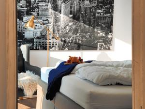 a bedroom with a bed and a picture of a city at Luxus-Penthouse mit Whirlpool bei Hannover in Burgwedel